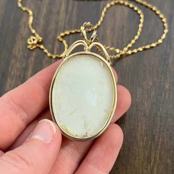 Vintage Oval Floral Rose Pendant Necklace – 14K Gold Plated Chain 🌹💜 - Picture 4 of 7